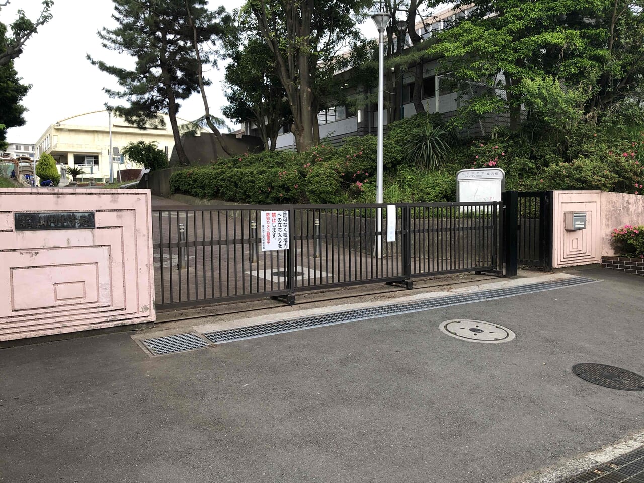 山内中学校正門