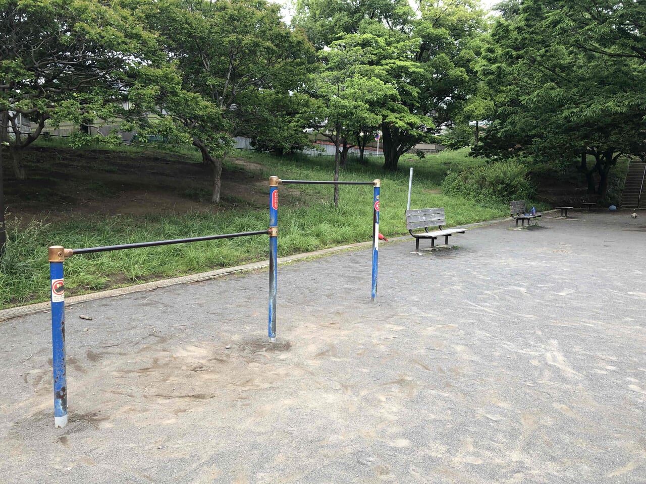 新石川公園鉄棒とベンチ