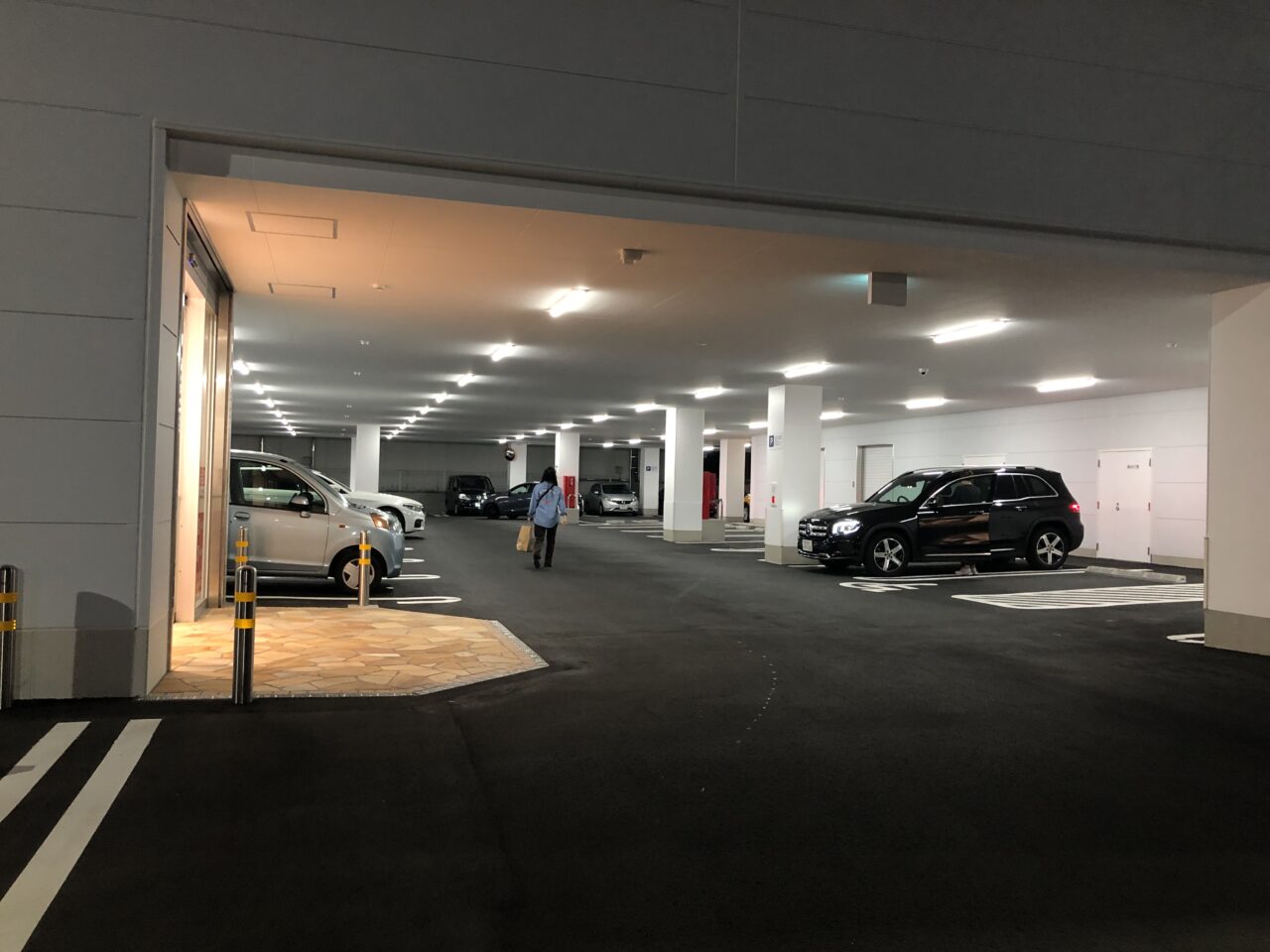 ユニクロ横浜江田店駐車場