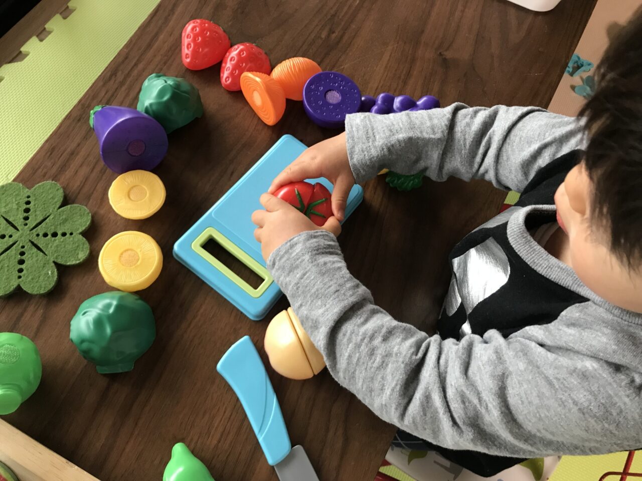 おもちゃで遊ぶ子ども