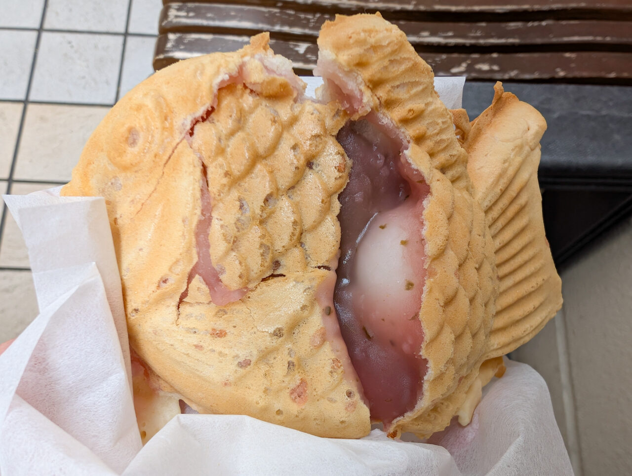 銀のあんの桜もち