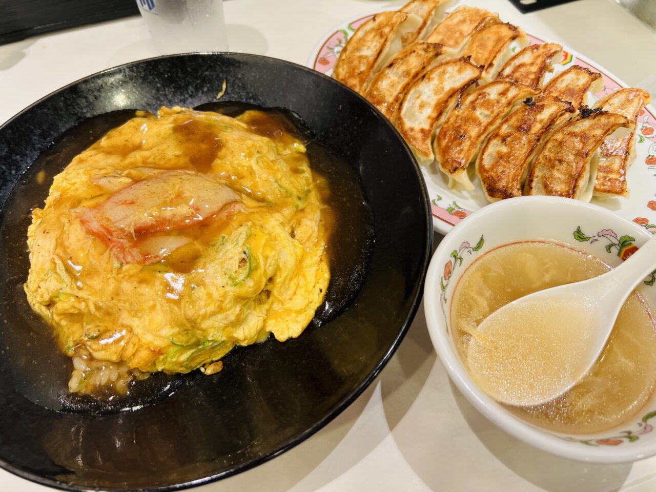 餃子の王将の焼き餃子、あんかけ天津飯、スープ